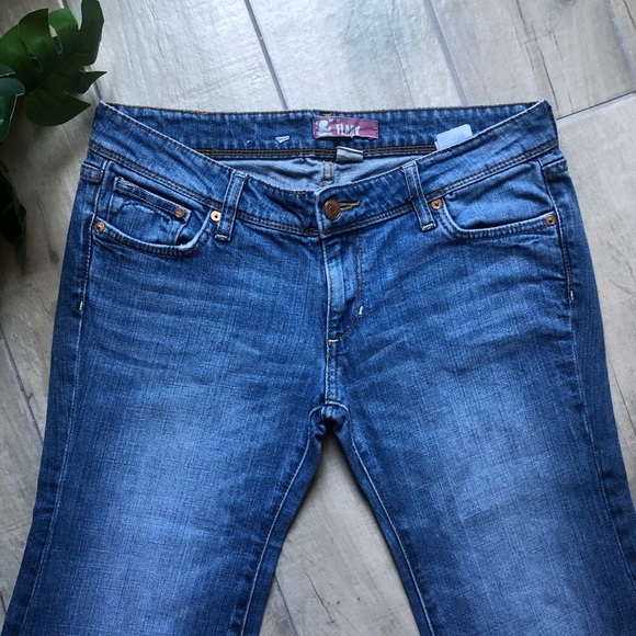 H&M y2k fit flary- low rise, exaggerated flared leg blue jeans. Size 30 x 32 - Picture 2 of 9